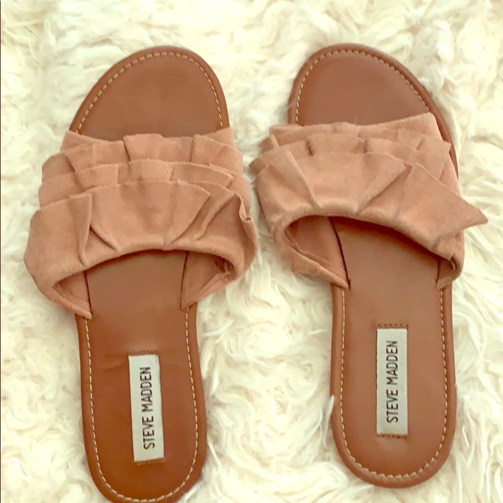 Neve worn Steve Madden sandal
